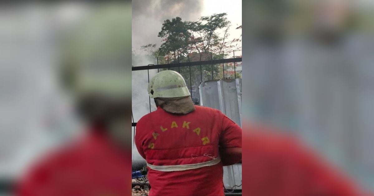 Gudang Kabel Terbakar di Cibubur, Asap Hitam Pekat Membumbung