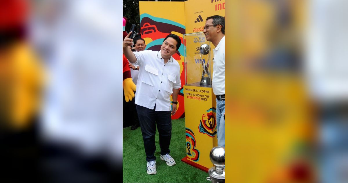 FOTO: Antusiasme Masyarakat Bersama Erick Thohir dan Heru Budi Hartono Melihat Trofi Piala Dunia U-17 2023 Dipamerkan di Bundaran HI