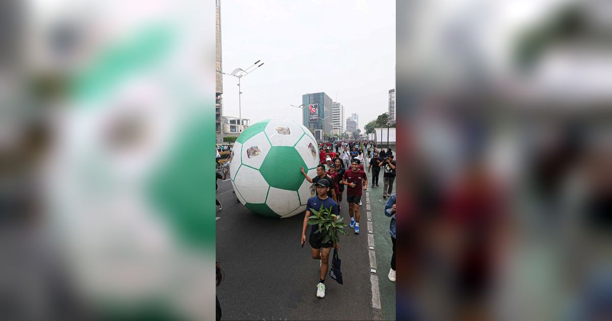 FOTO: Penampakan Bola Raksasa Ramaikan Tur Trophy Experience Piala Dunia U-17 2023 di Jalan Thamrin