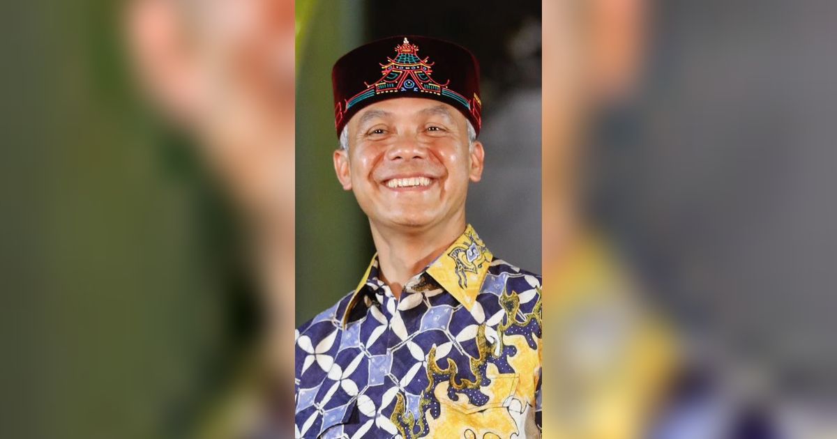 Ganjar Dapat Songkok dari Muslim Tionghoa di Surabaya