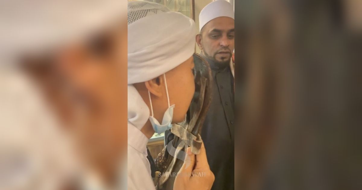 Momen Ulama Asal Indonesia Memegang Sandal Nabi Muhammad SAW, Tak Kuat Menahan Sedih Terus Menerus Diciumi