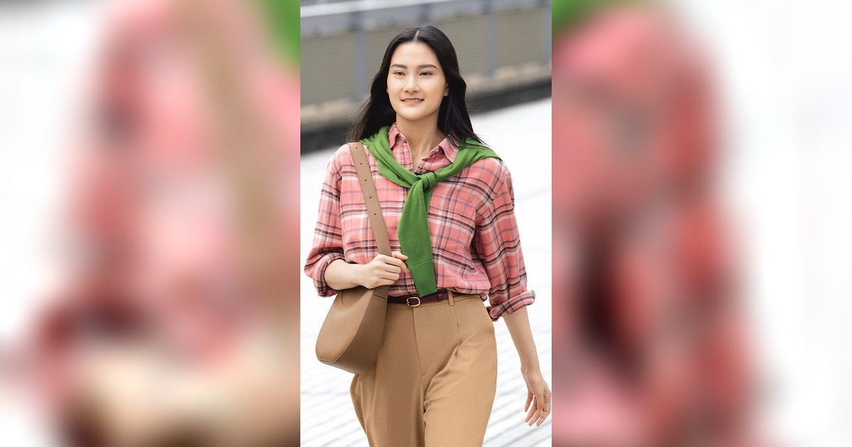 Coba Style Vibe Retro yang Comfy dengan Kemeja Flannel