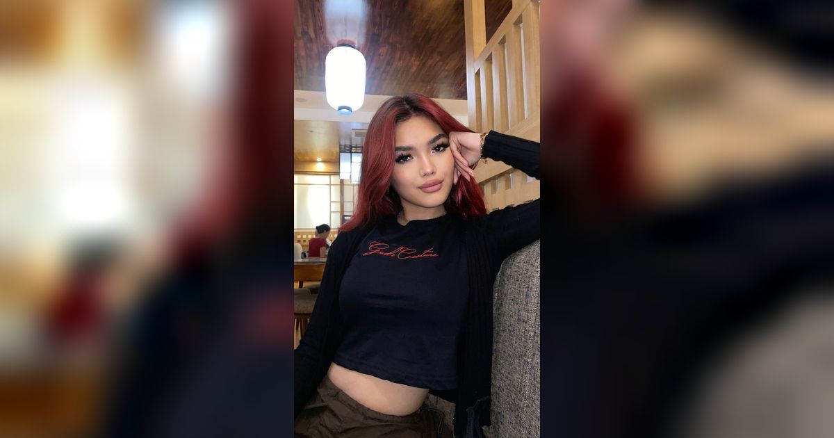 9 Potret Keseharian Queennara, Selebgram Cantik Anak Liza Natalia yang Pas Foto KTP-nya Disebut 'Melawan Kenormalan'