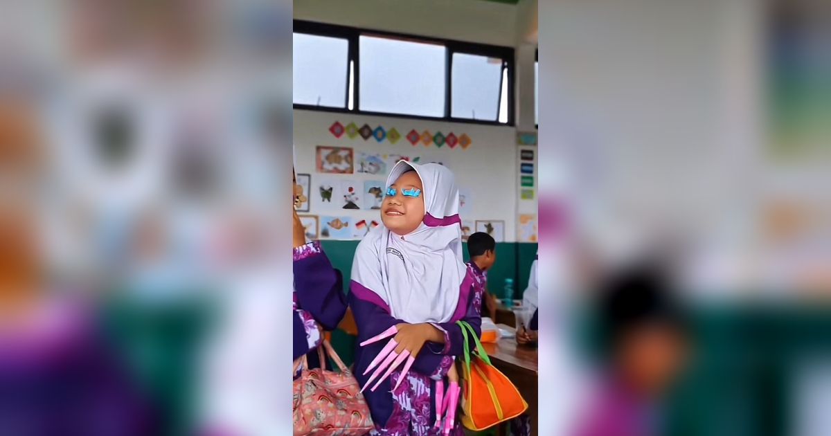 Tingkah Anak SD Berdandan Layaknya Ibu-Ibu Pejabat Ini Bikin Gemas