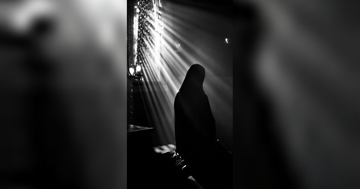 Dikira Sholat di Masjid Kosong, Taunya Ada yang 'Jagain': Berkali-kali Tepuk Pundak, Pas Dilihat Ternyata...