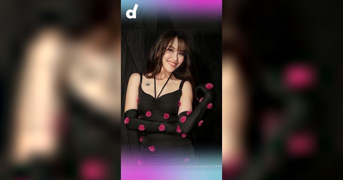 Ayu Ting Ting Layani Pembeli di Warung Ayah Ojak, Tato Barunya di Dada Jadi Sorotan