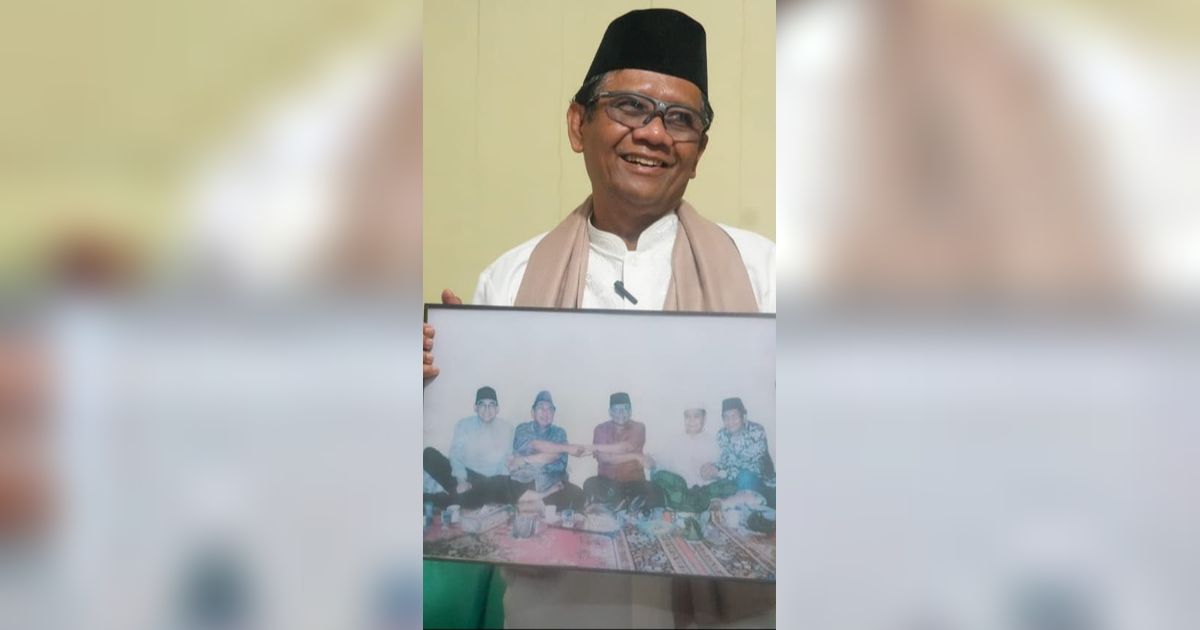 Cerita Mahfud MD Diutus Gus Dur Naik Helikopter Demi Sampaikan Salam Penting ke Kiai Langitan