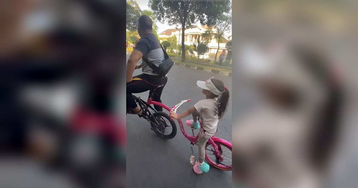 Manis Banget, Ayah Las Sepeda Miliknya dengan Sepeda Pink Sang Putri