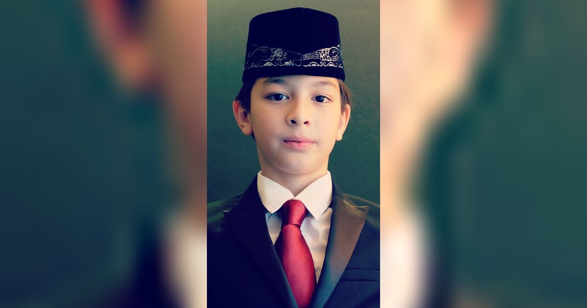 Bocah Bule Berkopiah Hitam Ini Putra Aktris Pemain Si Doel Anak Sekolahan, Kini Ikuti Jejak Jadi Model