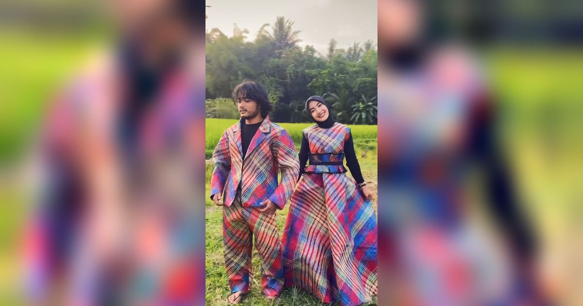 Gak Habis Fikri, Pasangan Ini Foto Prewedding Pakai Outfit Tikar Jadul, Kreatif Pol!