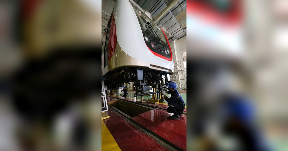 FOTO: Intip Proses Perawatan Ringan Rangkaian Kereta di Depo LRT Pegangsaan Dua