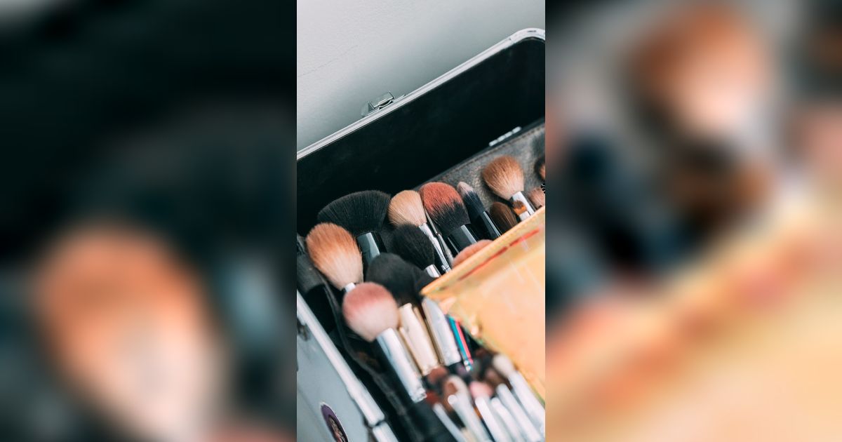 Seberapa Sering Alat Make Up Harus Dibersihkan? Ahli Dermatologis Kasih Rekomendasinya