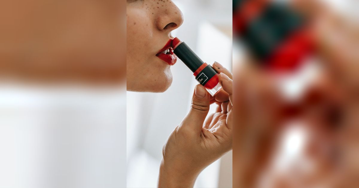 Tutorial Mengubah Riasan Bibir Klasik jadi Ombre dalam Waktu Singkat