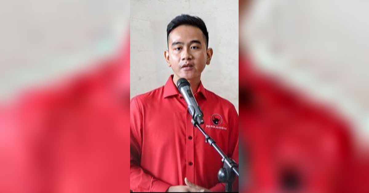 VIDEO: Relawan Gibran Sujud Syukur saat Dengar Putusan MK, Bahagia Bisa Cawapres