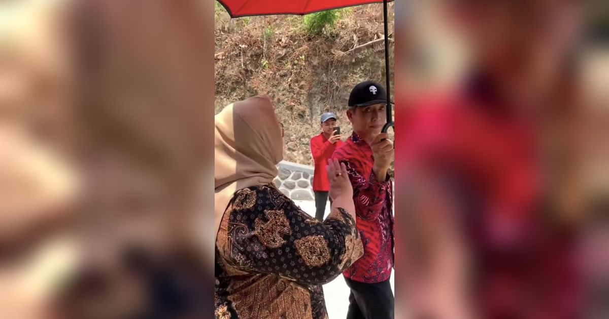 Saat Menuruni Tangga Bupati Sragen 'Gaplok' Camat Gemolong Karena Merasa Gak Nyaman Dipayungi