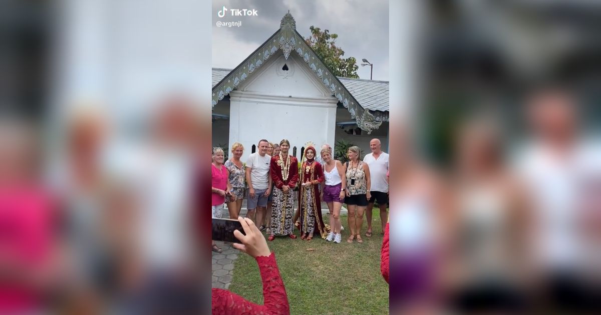 Viral Acara Nikahan Adat Jawa Jadi Wisata Para Bule, Diminta Foto Bareng Pengantin