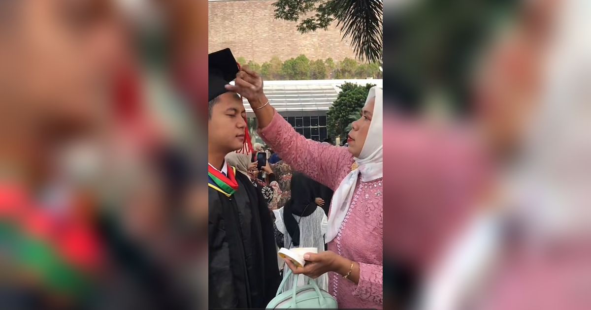 Tak Malu, Mahasiswa Ini Anteng Saat Dibedaki Sang Ibu di Depan Teman Jelang Acara Wisuda