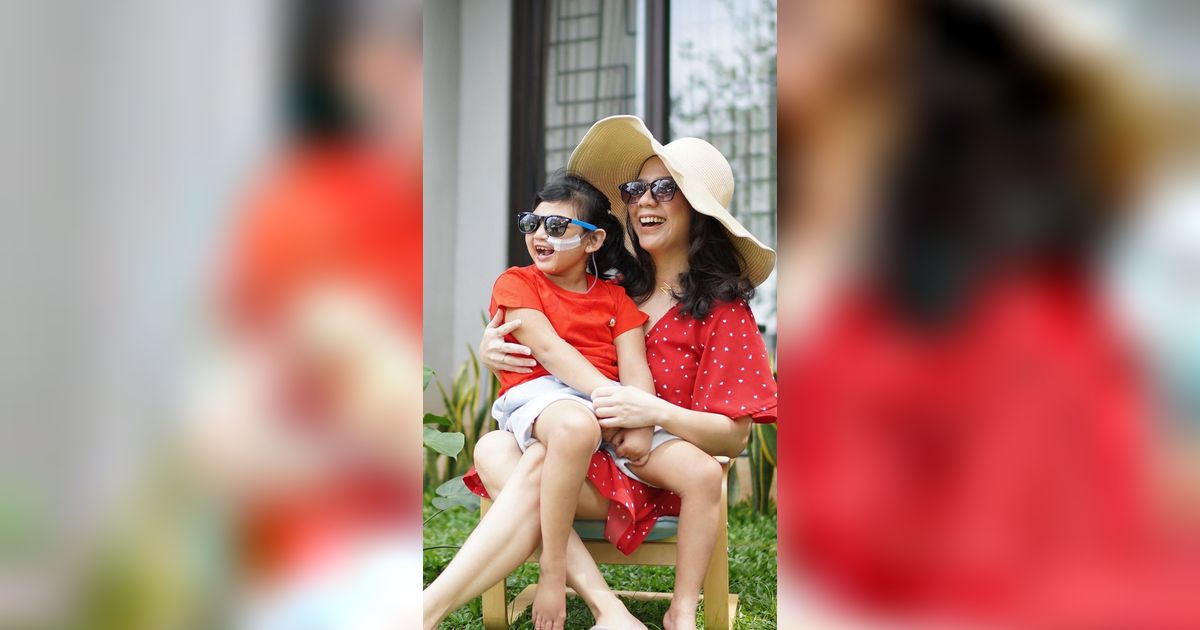 9 Potret Namira Monda Telaten Asuh Putrinya yang Idap Craniosynostosis