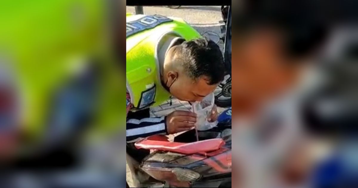 Viral Aksi Polisi Bantu Pengendara Wanita Bikin Salut, Sampai Hisap Bensin Motornya