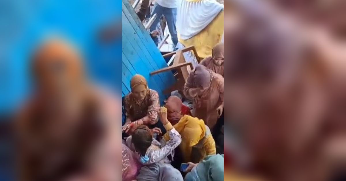 Kelewat Heboh, Teras Rumah Panggung Roboh saat Ijab Qabul, Kata Netizen Akibat Doa Mantan Pacar si Pengantin