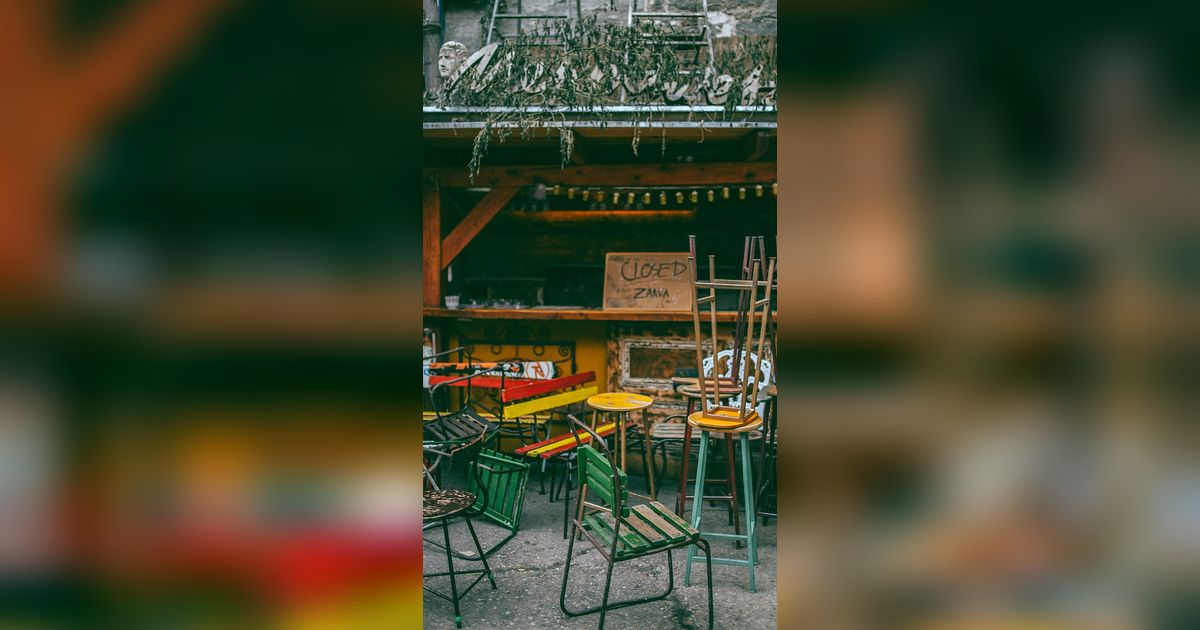 Jadi Daya Tarik Wisata, Kursi Bergantung Tegak di Atap Rumah Terlantar Ini Jadi Misteri