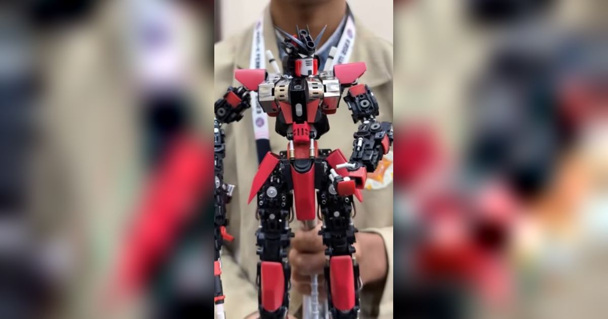Viral Mahasiswa UGM Sulap Korek Api dan Botol Bekas Jadi Action Figure