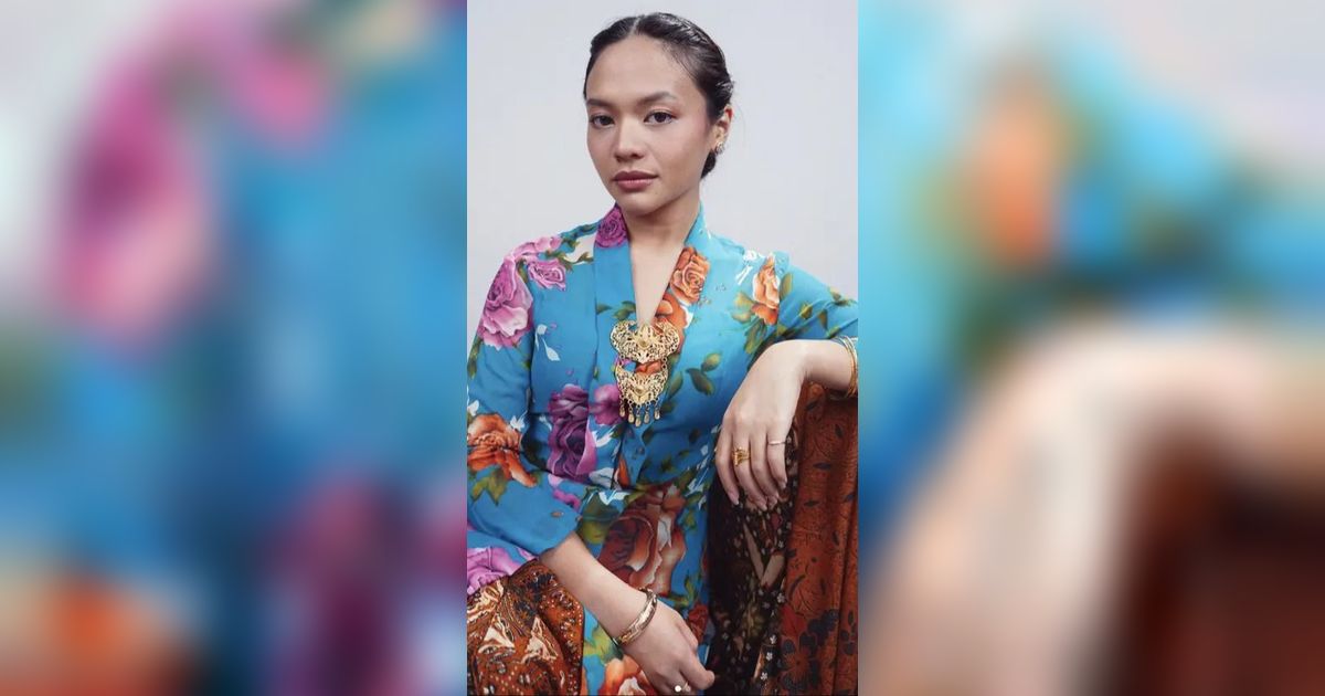 Potret Amel Carla Pakai Kebaya, Terlihat Sangat Memukau