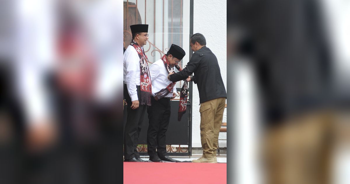 FOTO: Wajah Gembira Pasangan Anies Baswedan dan Muhaimin Iskandar Dikalungi Syal Setiba di Kantor KPU