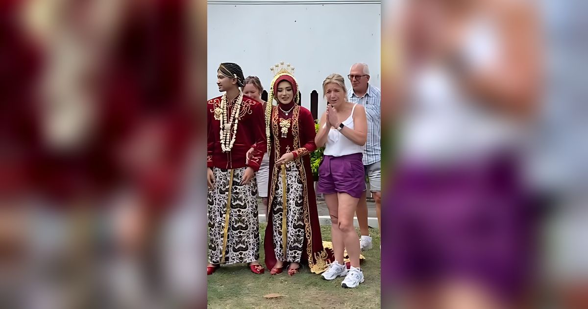 Ngakak! Acara Pernikahan Kental dengan Nuansa Adat Jawa Ini Malah Dijadikan Tempat Wisata Rombongan Bule, Minta Foto Bareng Pengantin
