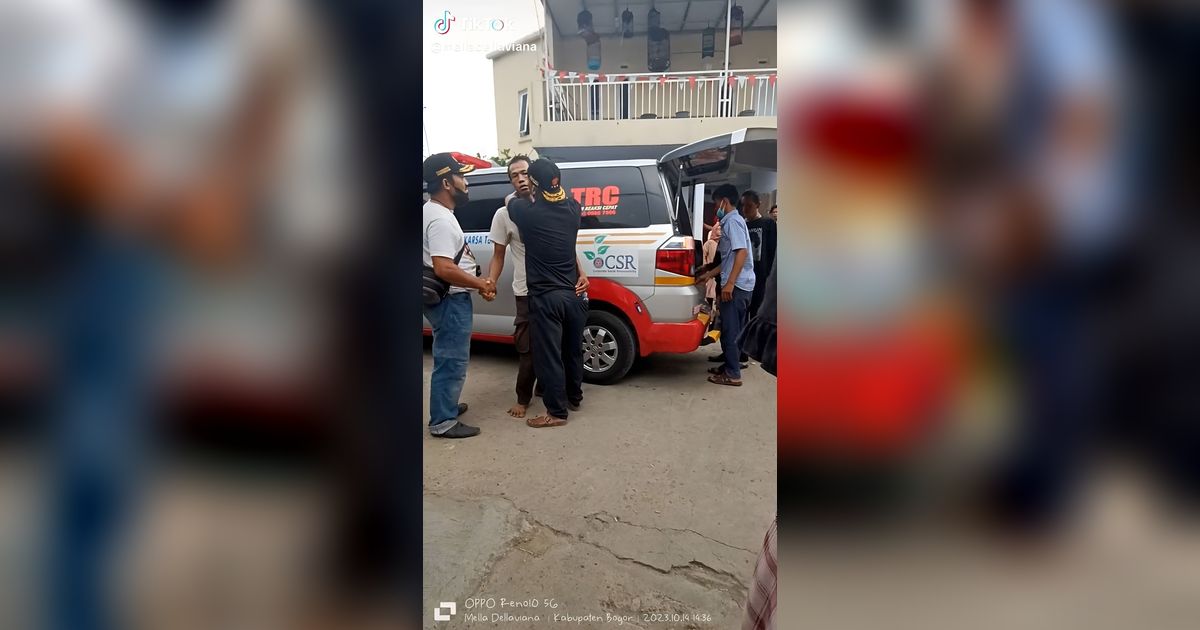Tatapan Kosong Pria yang Ditinggal Istri 7 Hari Setelah Kematian Anak, Cuma Bisa Terduduk Lemas di Pemakaman