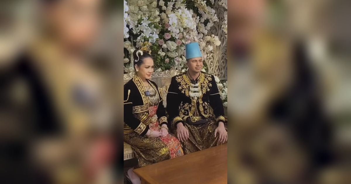 Momen Raffi Ahmad dan Nagita Mengenakan Baju Pengantin 'Sayang Kita Menikah Lagi'