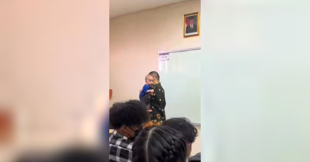 Viral Mahasiswa Ajak Anaknya Masuk Ruang Kuliah, Malah Digendong Dosen