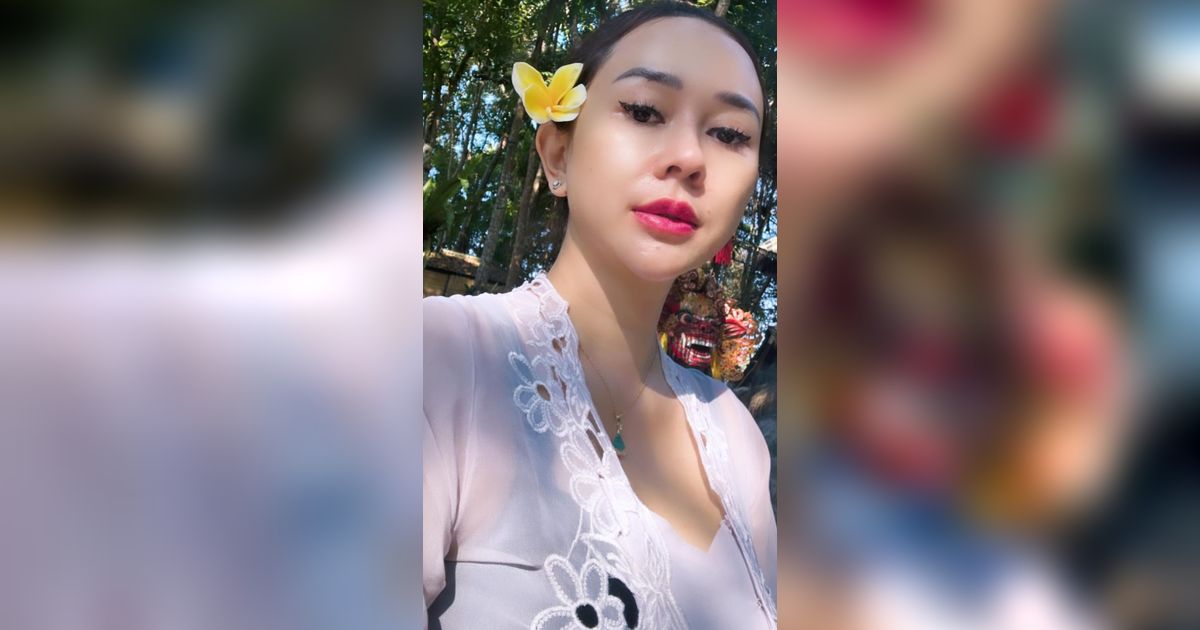 7 Potret Aura Kasih Berbusana Putih Saat Nikmati Me Time, Bikin Mata Susah Berkedip