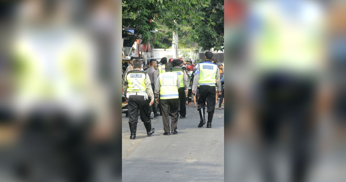 Momen Polisi Tak Hafal Teks Pancasila saat Upacara, Disoraki sampai Ditertawakan Ibu-Ibu