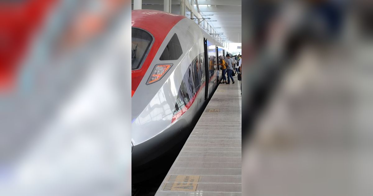 Asyik, Naik Kereta Cepat Jakarta-Bandung Whoosh Masih Gratis