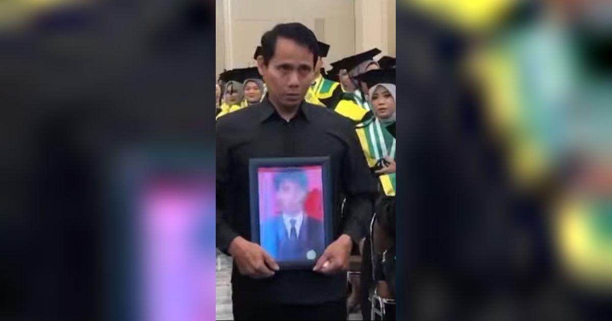 Momen Penuh Haru Ayah Wakili Wisuda Anaknya yang Meninggal, Bawa Foto Almarhum Bikin Mahasiswa Nangis