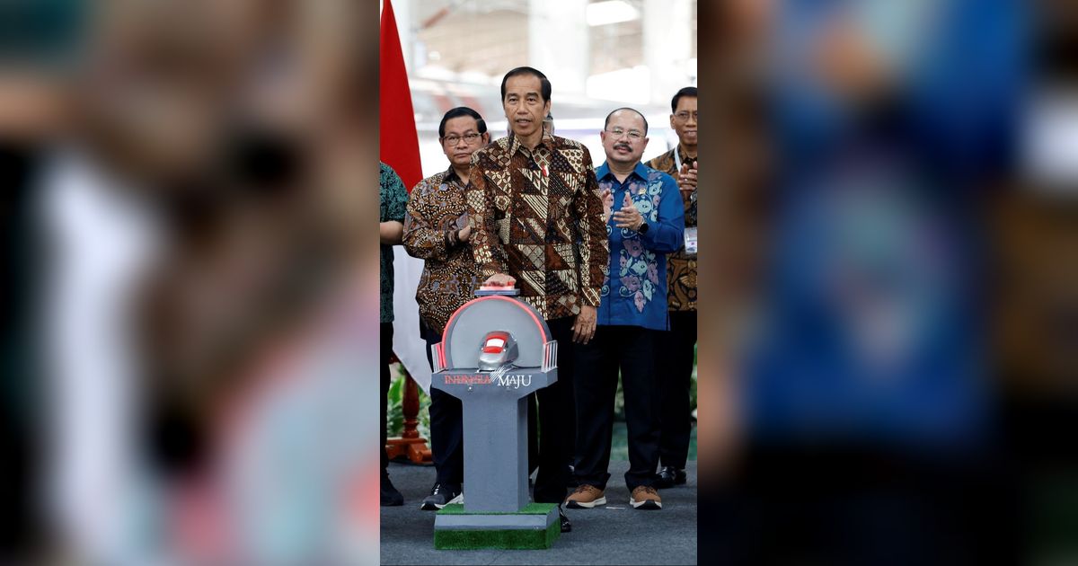 FOTO: Detik-Detik Jokowi Pencet Tombol Peresmian Whoosh, Kereta Cepat Jakarta-Bandung Satu-Satunya di Asia Tenggara