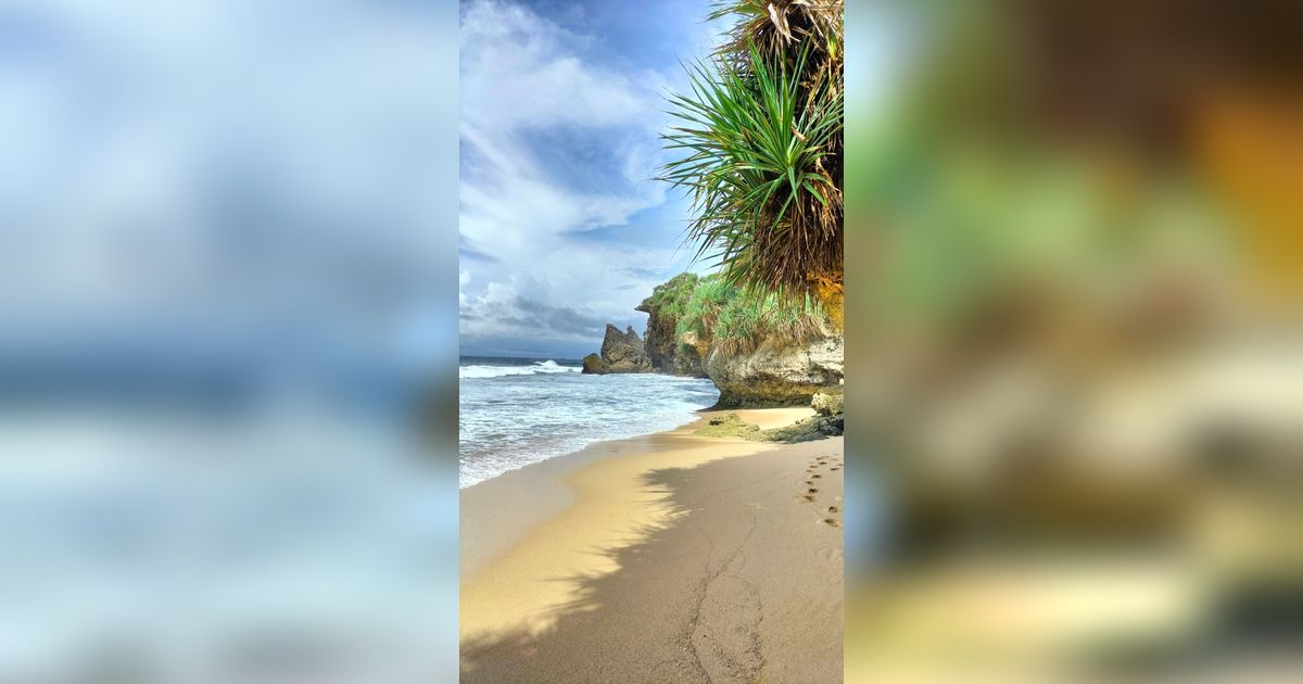 Mengejar Momen Ombak Menerjang Tebing di Spot Travel Lagi Hits Pantai Widodaren