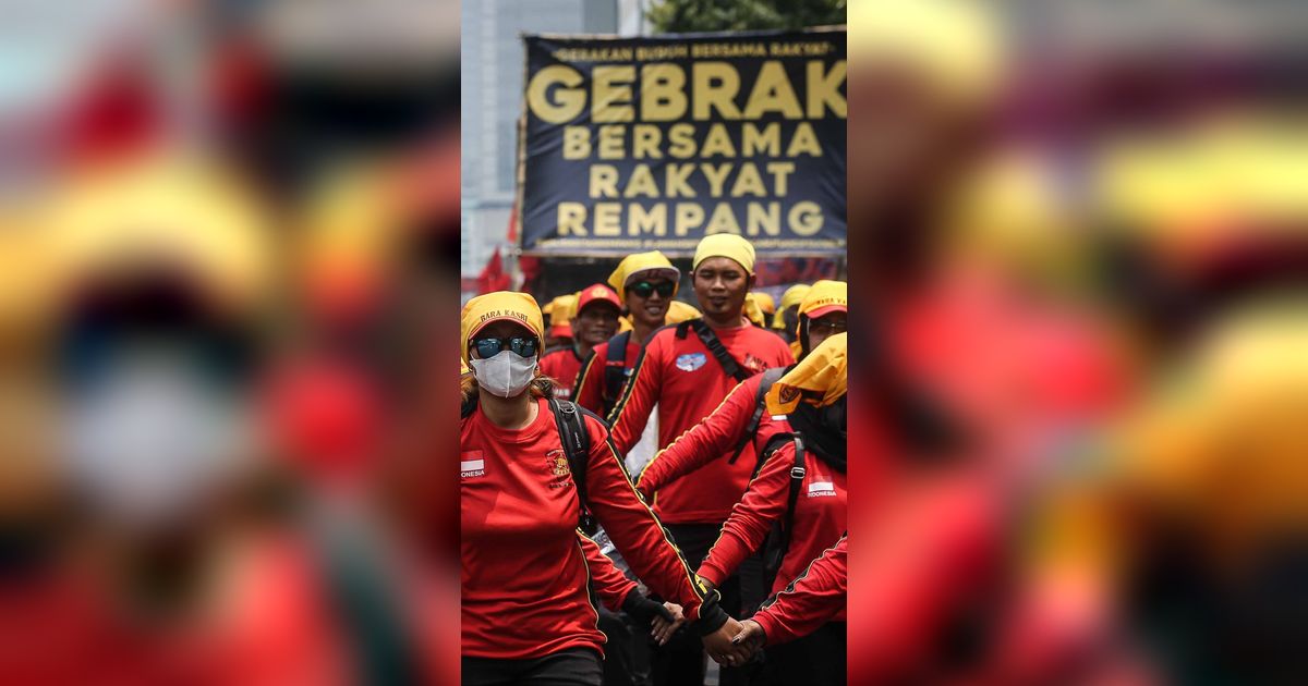 FOTO: Tuntut Cabut UU Cipta Kerja, Massa GEBRAK Geruduk Gedung MK dan Ancam Mogok Kerja