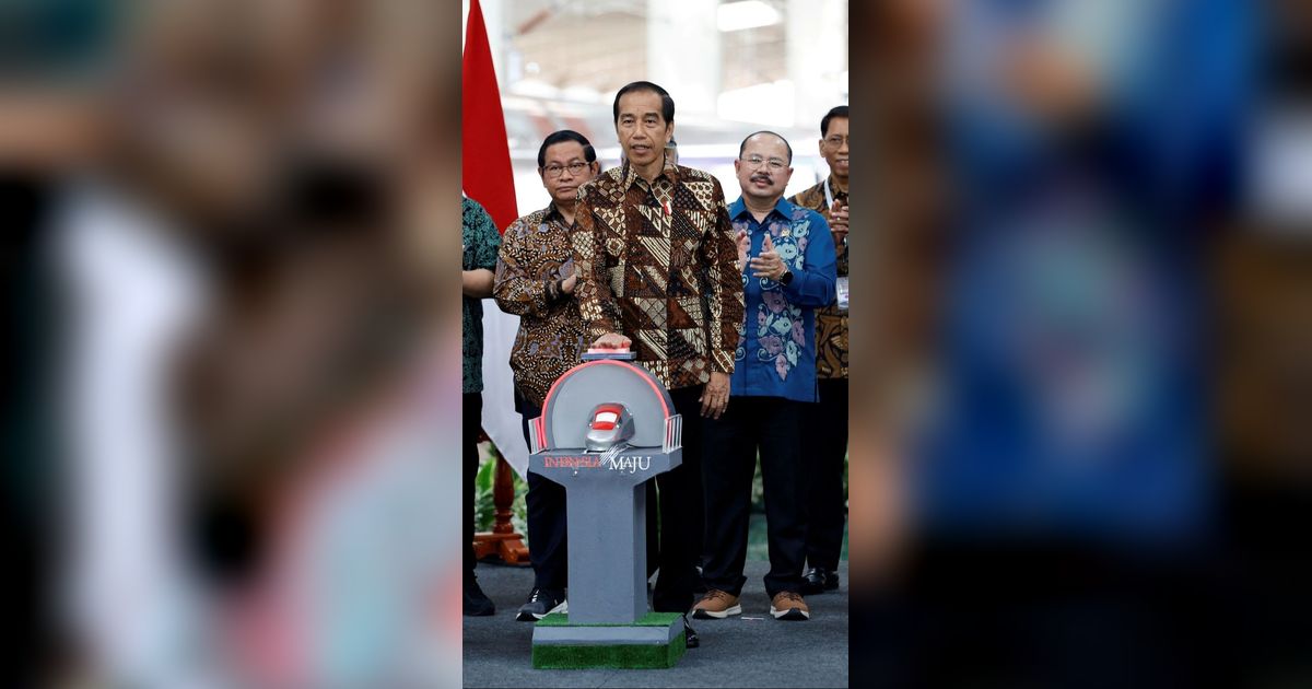 VIDEO: Momen Jokowi dan Iriana Full Senyum Kepala Daerah Bak Model di Istana Berbatik