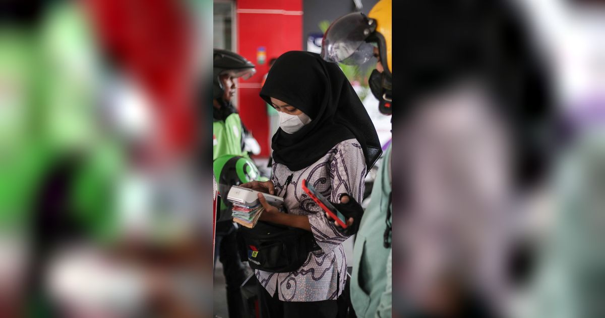 FOTO: Petugas di SPBU Ini Tampil Beda Melayani Pelanggan di Hari Batik Nasional