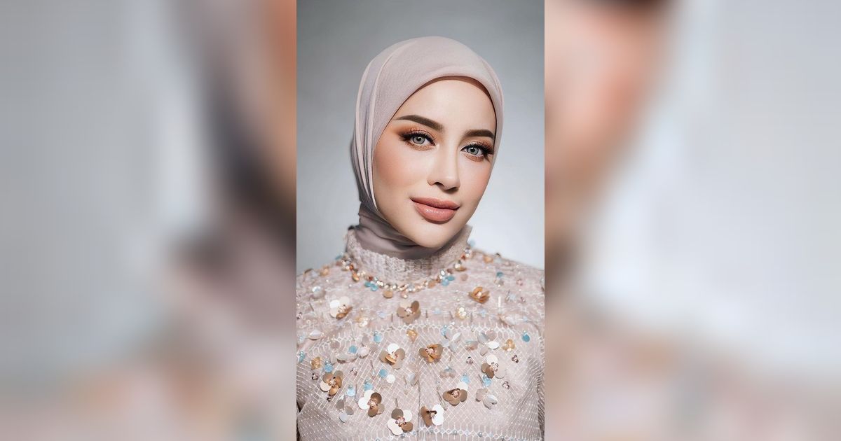Look Dress Full Payet Mewah Inspirasi dari Aghnia Punjabi