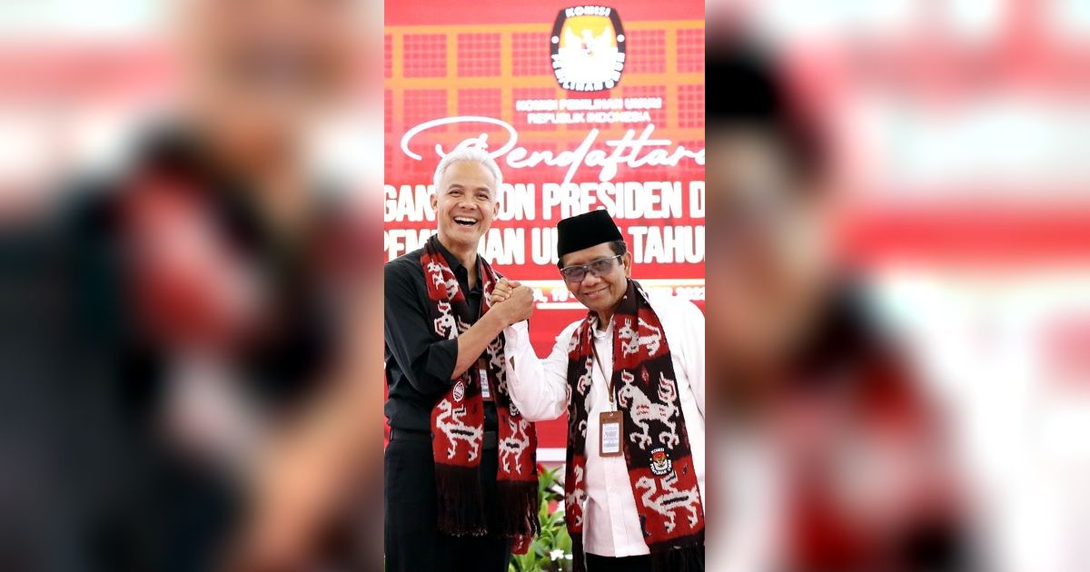 VIDEO: Full Senyum, Ganjar-Mahfud Pamerkan Scrapbook & Barcode Diserahkan ke KPU