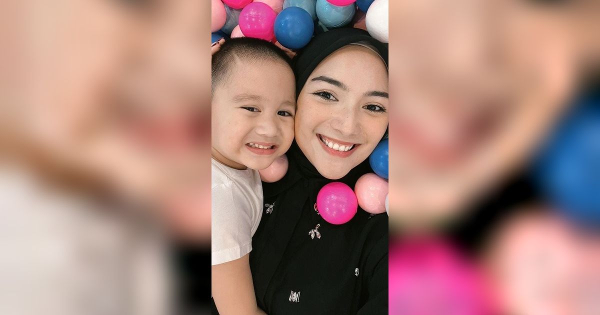 Potret Gemas Athar Anak Citra Kirana Pakai Baju Prancis, Sang Ibu 'Mirip Napoleon Bonaparte'