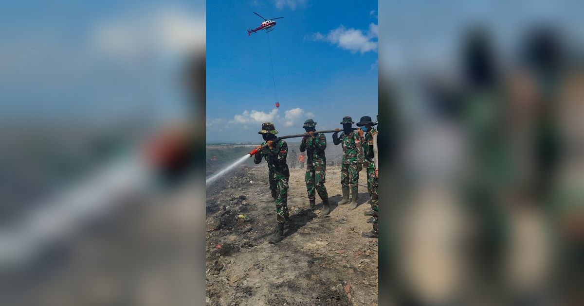 FOTO: Aksi Pasukan Raider TNI AD dan Helikopter Water Bombing BNPB Berjibaku Padamkan Api di TPA Regional Sarbagita Suwung Bali