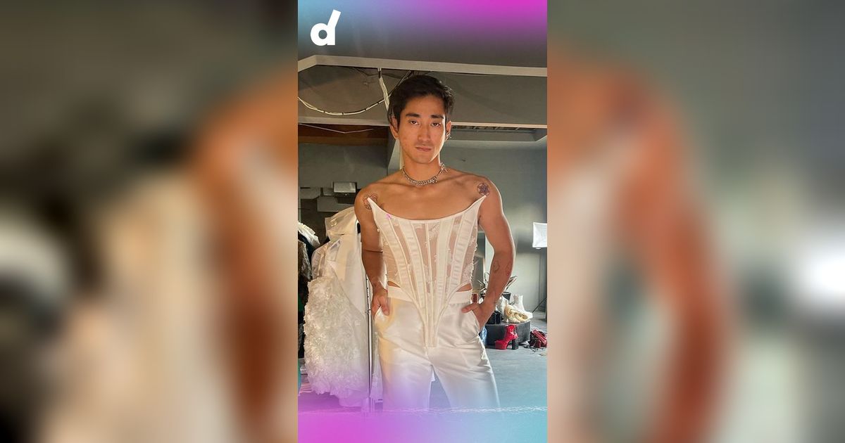 Tampil Nyentrik di Fashion Show Harry Halim, Bio One Pakai Korset Mutiara