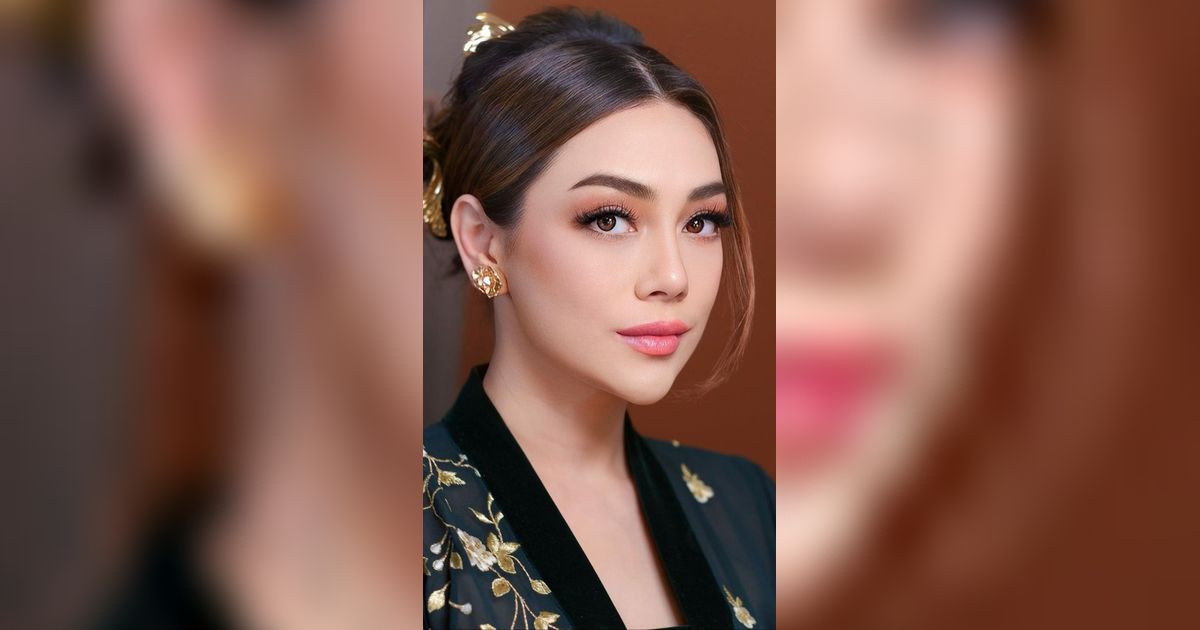 10 Potret Bibir Tebal Celine Evangelista Jadi Sorotan