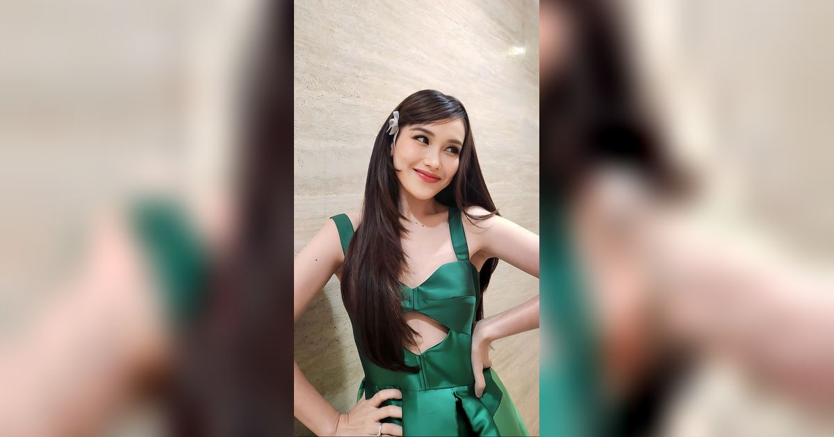 Dibilang Mirip Jennie BLACK, Intip 7 Potret Ayu Ting Ting Cantik Berbusana Hijau