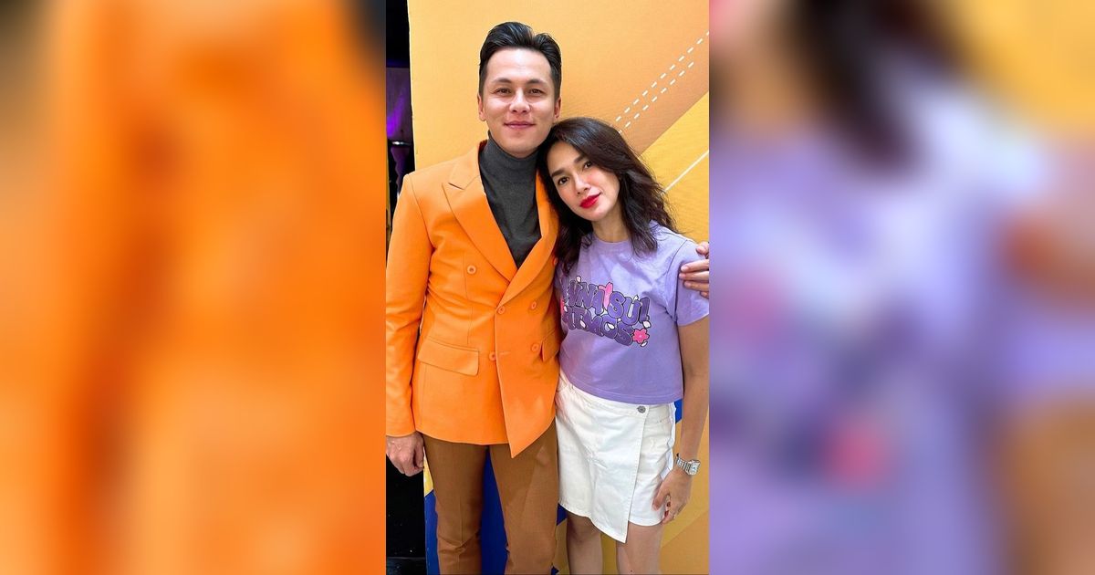 Potret Ussy Sulistiawaty Beri Hadiah Mobil Porsche Seharga Rp4 Miliar untuk Andhika Pratama