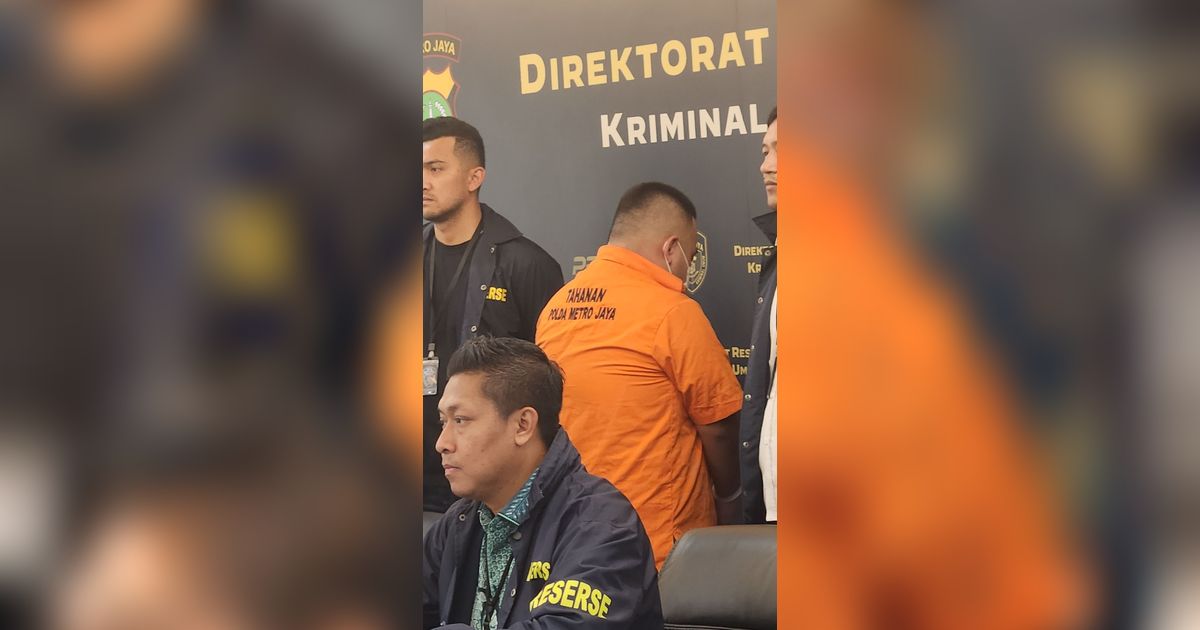 Tangan Terborgol dan Baju Tahanan Kekecilan, Pengemudi Fortuner Arogan Kini Tertunduk Lesu